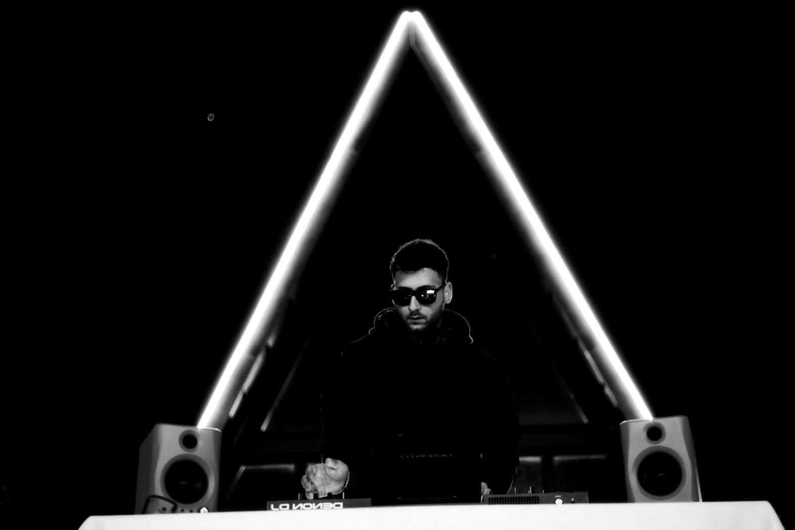 Studio di registrazione professionale con console mixer e attrezzature audio di alta qualità