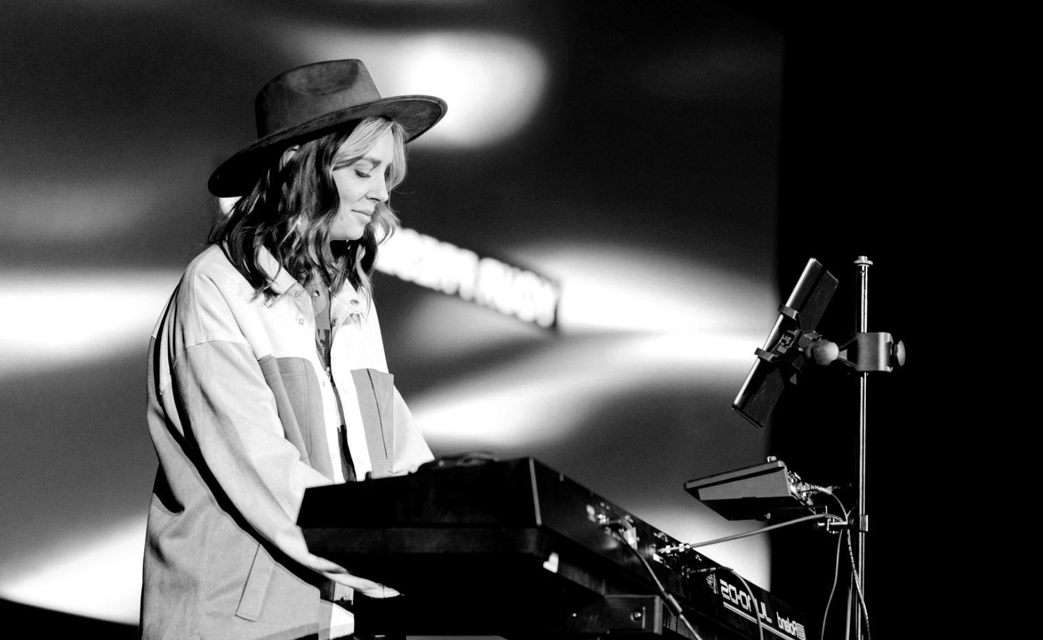 Studio di registrazione professionale con console analogica e monitor da studio