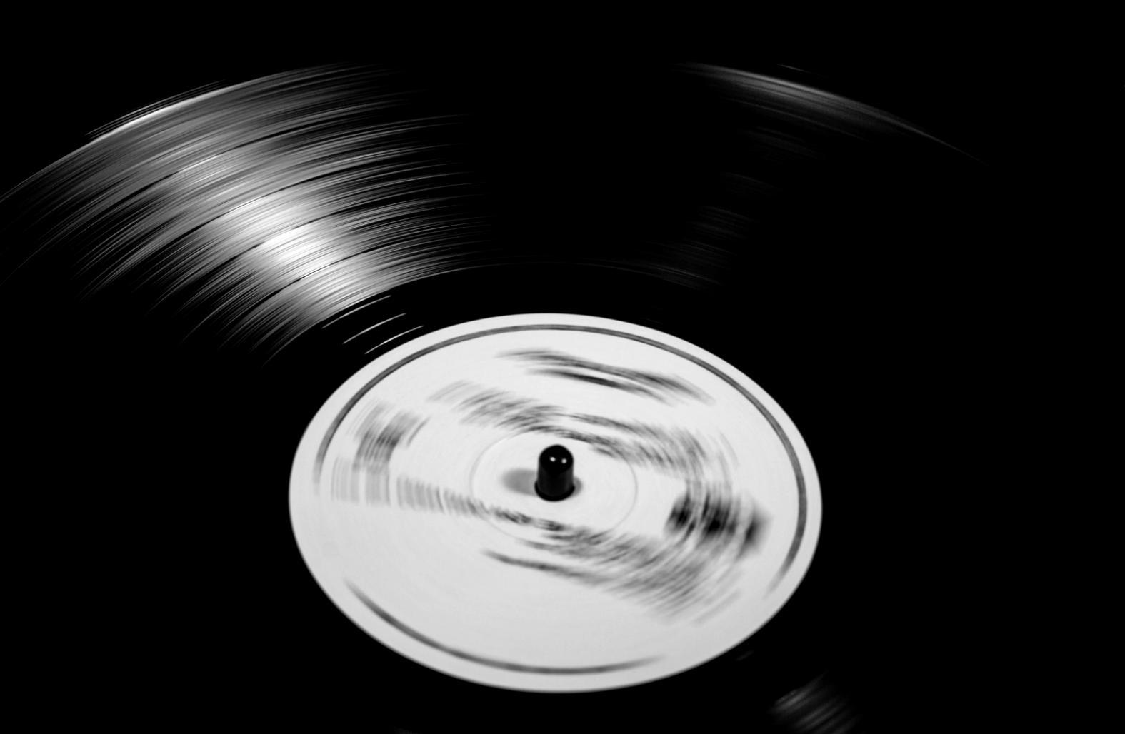 Tecnico del suono al lavoro durante una sessione di registrazione in studio