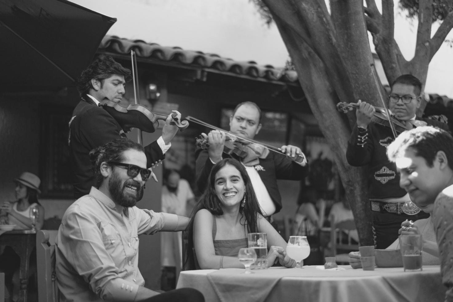 Strumenti di produzione musicale e attrezzature di registrazione in studio