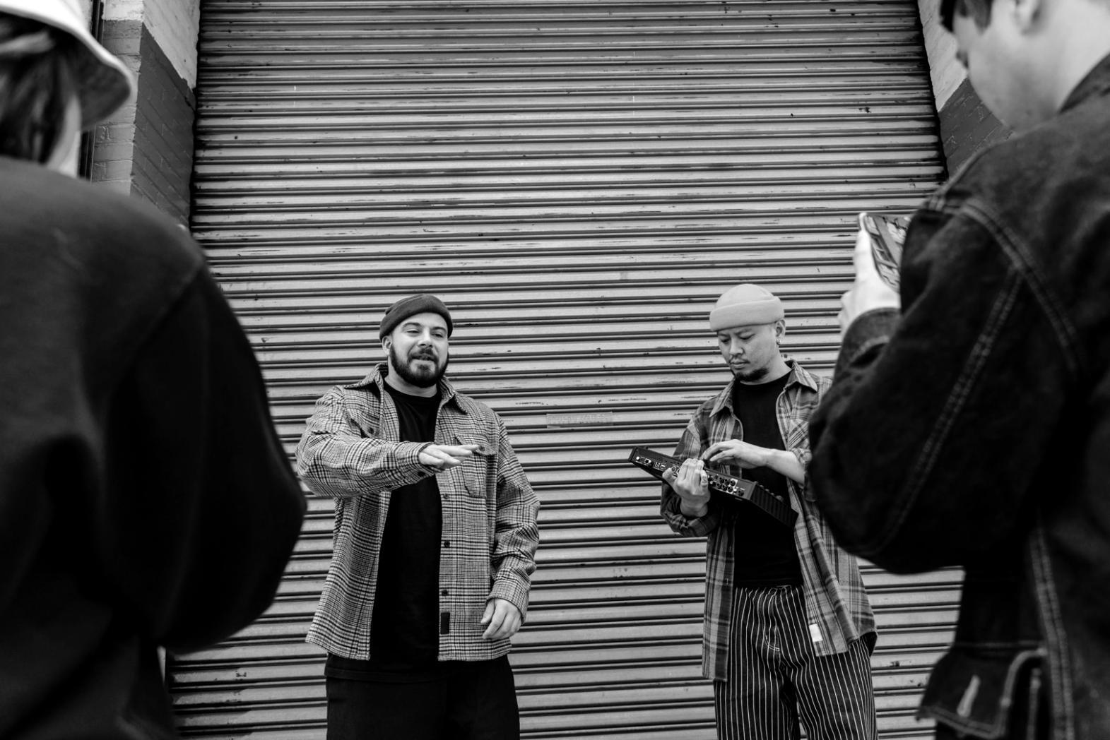 Tecnico del suono al lavoro in studio di registrazione